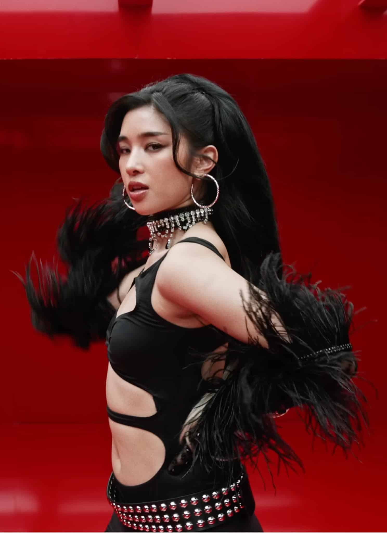 K-pop girl group izna summons the Honmoon at KCON LA 2025